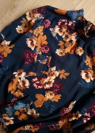 Блуза с воротником стоичкой в цветах3 фото