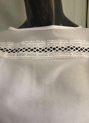 Белая блузка с оригинальной спинкой.3 фото
