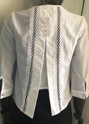 Белая блузка с оригинальной спинкой.5 фото