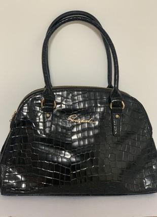 Чёрная сумка под рептилию по скидке.