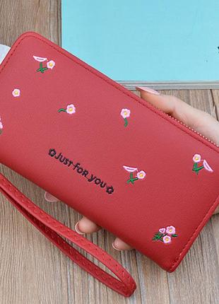 Женский кошелек клатч с вышивкой цветами на молнии красный