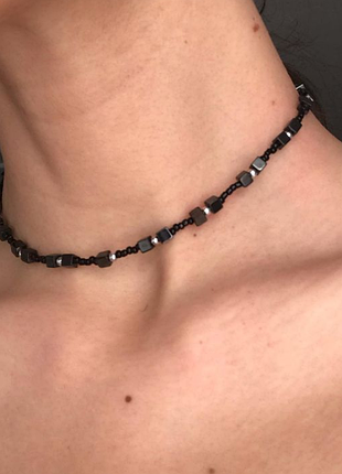 Чокер- бусы из бусин-кубиков цвета графит и чёрного бисера.