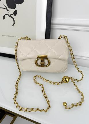 Сумочка через плече на довгому декоративному ланцюжку молочний є