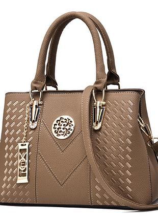 Стильна жіноча сумка на плече з ручками, жіноча сумочка класична повсякденна з брелоком кавовий