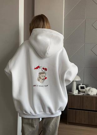 Стильне жіноче худі оверсайз подовжене з кишенями та цікавою вишивкою на спині у вигляді малюнку з написом «щось мене паяє»