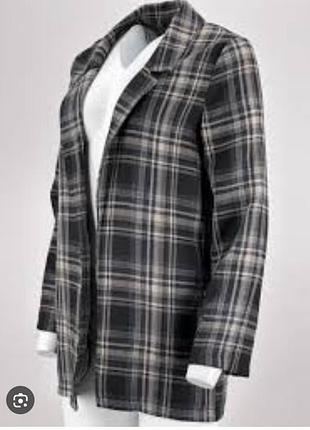 Жіночий блєйзер з картатим візерунком