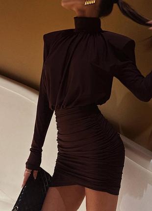 Елегантна жіноча сукня міні з акцентними плечима та драпіровкою обтягуюча з довгим рукавом стильне плаття
