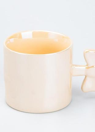 Чашка керамическая с ручкой в виде бантика желтая для чая и кофе объемом 350 мл ve-33