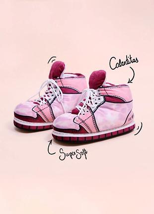 Стильні оригінальні теплі плюшеві капці кігурумі у формі кросівок рожевого кольру.