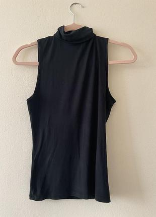 Черный гольф без рукавов