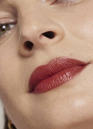 Помада зволожуюча.   jane iredale hydrating cream lipstick (scarlet)
