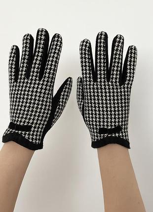 Стильні жіночі трикотажні рукавиці в принт гусяча лапка чорні з білим жіночі рукавички