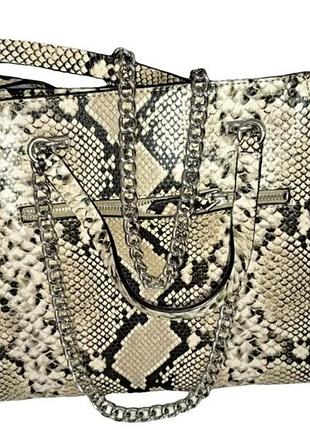 Сумка стан як нової . оригінальна . тільки реставровані ручки . на фото все можна подивитися . але там зовсім не помітно .