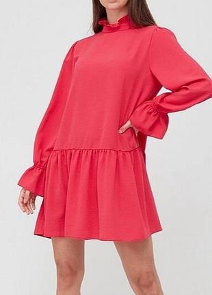 Рожева сукня з рукавами воланами