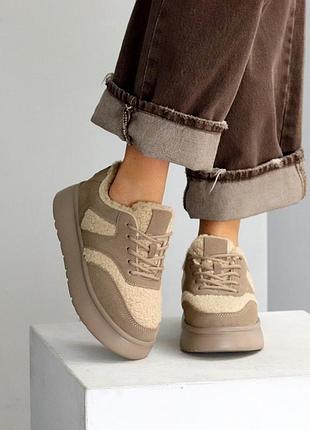 Замшеві жіночі бежеві кросівки на платформі танкетці зимові теплі на хутрі натуральна
