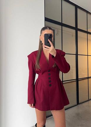 Жіноча стильна сукня-піджак коротка приталена на ґудзиках бордо