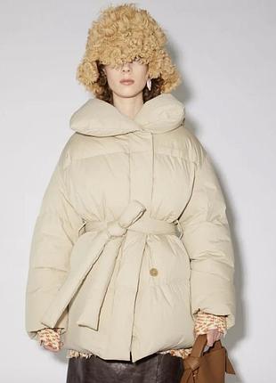 Бежевий пуховик з поясом пухова куртка пухове пальто оригінал acne studios пуффер зимня куртка