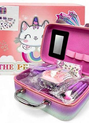 Косметика в саквояжі (лаки, тіні, помада, аксесуаври)