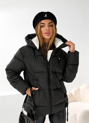 Зимова коротка куртка на пуху з капюшоном