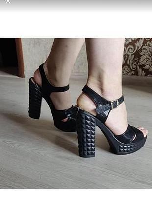 Женские лаковые босоножки на каблуке camille