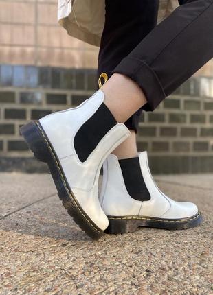 Белые кожаные ботинки с резинками в стиле челси