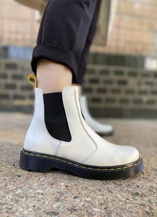 Білі шкіряні черевики з гумками в стилі челсі4 фото