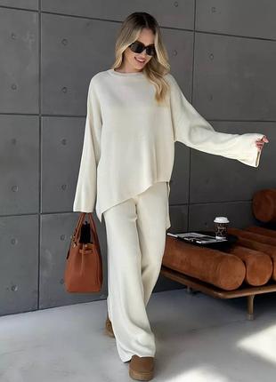 Стильный костюм из премиальной ангоры – мягкий, теплый и чрезвычайно комфортный.
идеальный свободный крой и современный дизайн