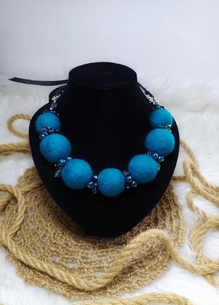 Легкое объемное женское ожерелье “аделида” из шерстяных, стеклянных и хрустальных бусин – ручная работа, регулируемая длина