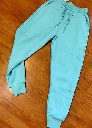 Спортивные брюки, джоггеры на флисе. размер м