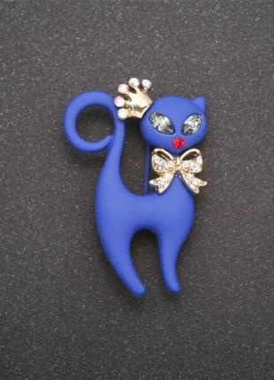 Брошка котик в короні синя матова