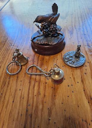 Олов'яна фігурка і птаха на дерев'яній підставці