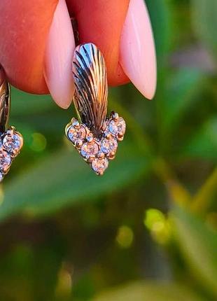 Новые серебряные черные серьги с белыми фианитами в виде стрелок