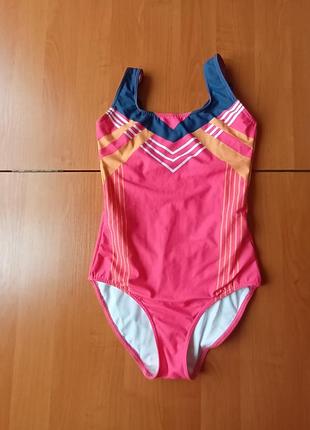 Женский слитный купальник.