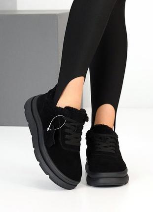 Кросівки жіночі