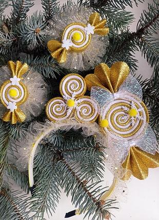 Набор конфеты, обруч и пара браслетов.