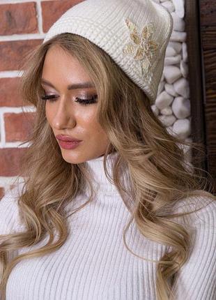 Женская шапка, белого цвета с декором, 167r008