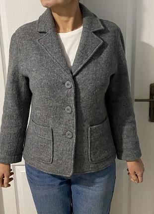 Піджак жакет. 100% вовна. прямого крою.на ґудзиках,з карманами. дуже теплий. розмір 38/m/46