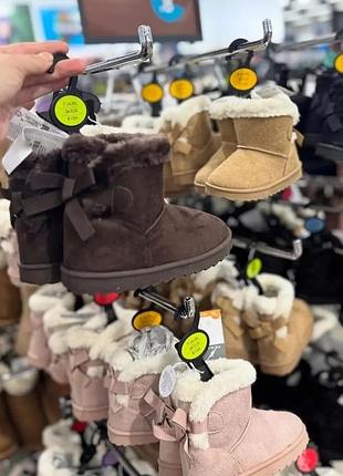 Замшевые ботинки с меховой отделкой и бантом.