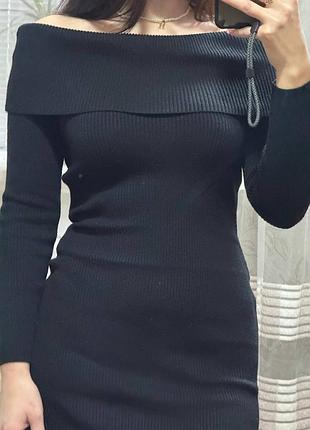 Черное платье в рубчик