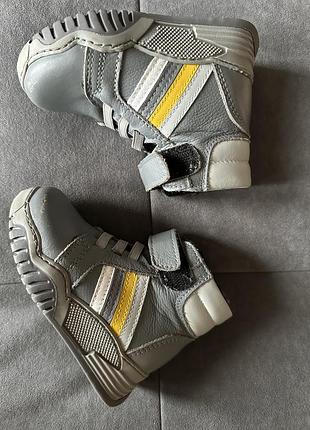 Чобітки дитячі шкіряні сірі на липучках розмір 22