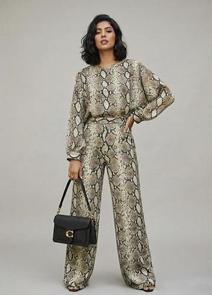 Розкішний сатиновий костюм в зміїний принт primark