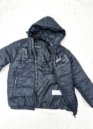 Чорна утеплена куртка для хлопчиків від bench