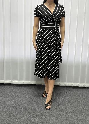 Сукня в ідеальному стані. розмір s, але гарно сідає і на м (тягнеться тканина)