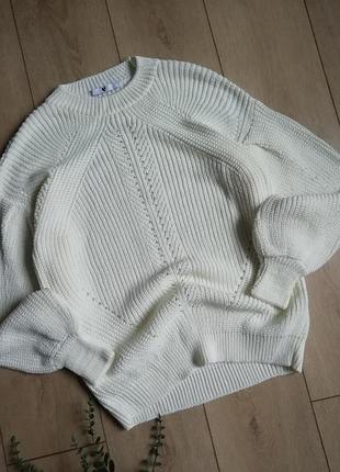 Жіночий светр кофта молочного відтінку.