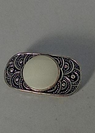 Брошь с натуральным перламутром