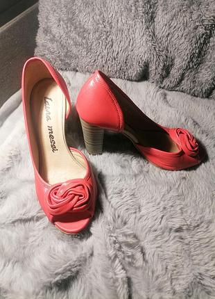 Отличные коралловые туфли. кожа.