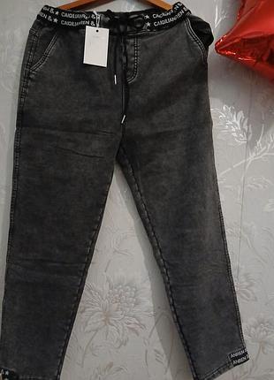 Джинси жіночі дуже стильні,з гарним поясом,та імблемою на низу калоші