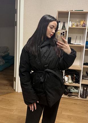Чорна куртка з поясом bershka