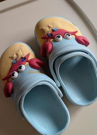 Резиновые тапочки с крабами