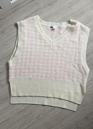 Тепла вʼязана жилетка у клітинку